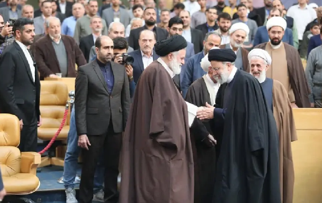 عکس | احترام کامل رئیسی به فرزند رهبر انقلاب