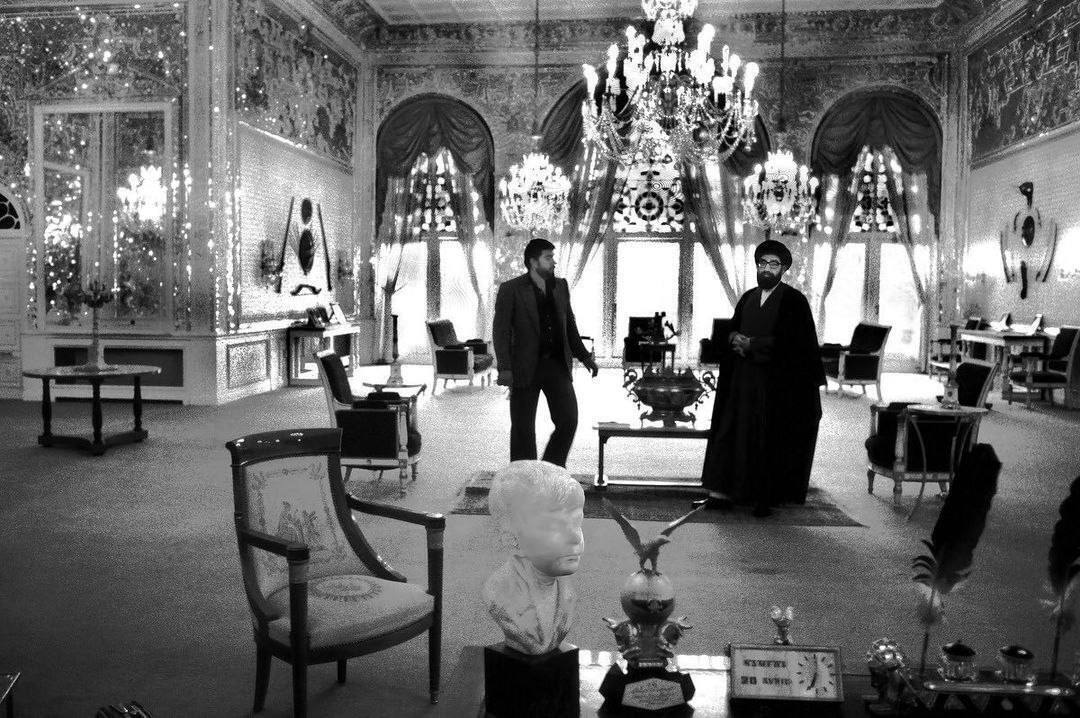 عکس | دفتر کار شاه پس از تسخیر توسط انقلابیون