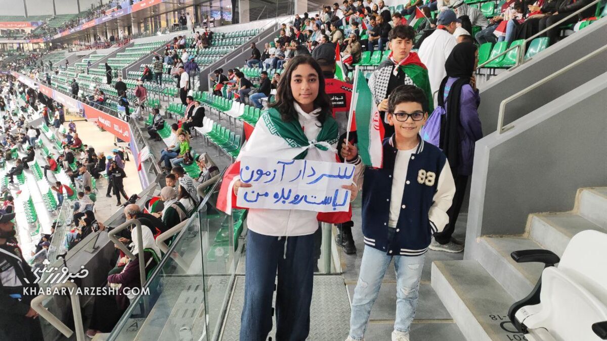 عکس | درخواست یک دختر از سردار آزمون در بین تماشاگران