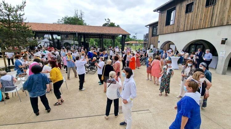 عکس | روستای 21 میلیون دلاری که همه اهالی‌اش زوال عقل دارند