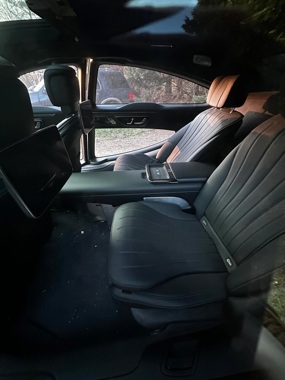 عکس | چه کسی این مرسدس بنز فضایی را در یک زباله‌دان رها کرده؟