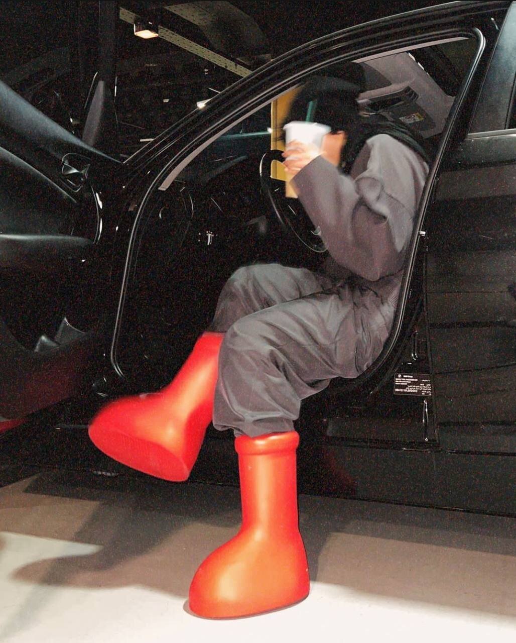 عکس | این بازیگر زن جوان با پوتین‌هایش جنجالی شد