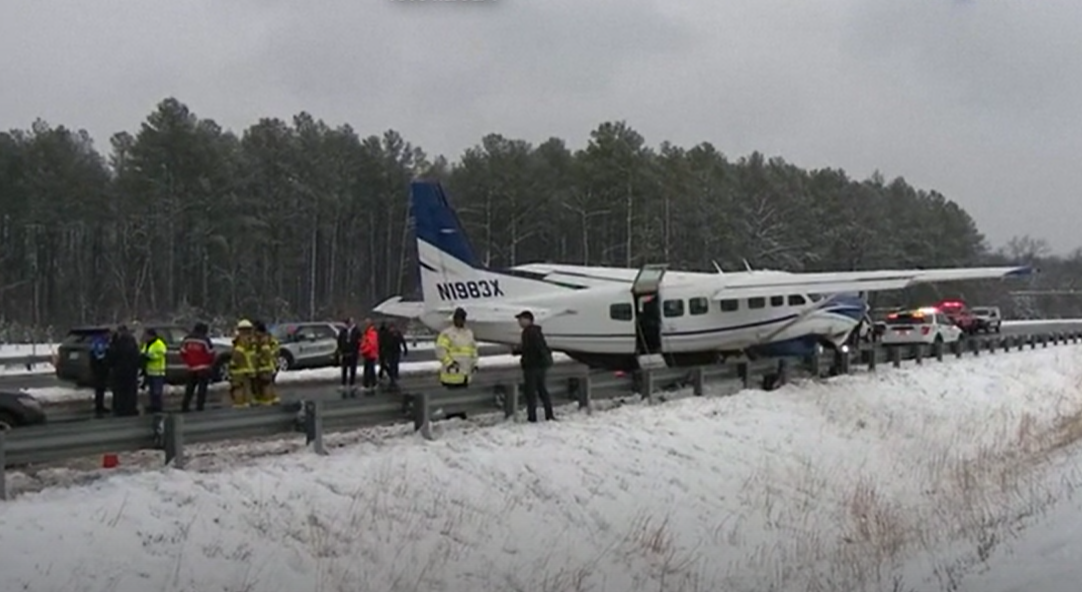 عکس | فرود اضطراری هواپیما در بزرگراه
