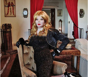 عکس | دختر عروسکی معروف انگلیسی، یک پیرمرد 70 ساله بود