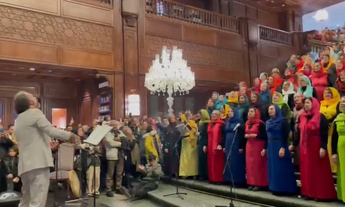 عکس | ۲۰۰ زن در ایران مال باهم آواز کُر خواندند عکس | ۲۰۰ زن در ایران مال باهم آواز کُر خواندند