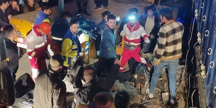 عکس | مرگ فجیع 2 نفر در تصادف وحشتناک و له شدن پژو زیر تریلی