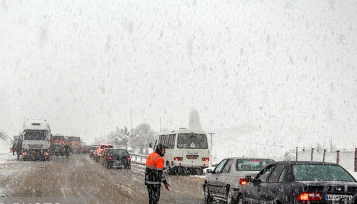 بارش برف و باران در جاده‌های ۱۱ استان