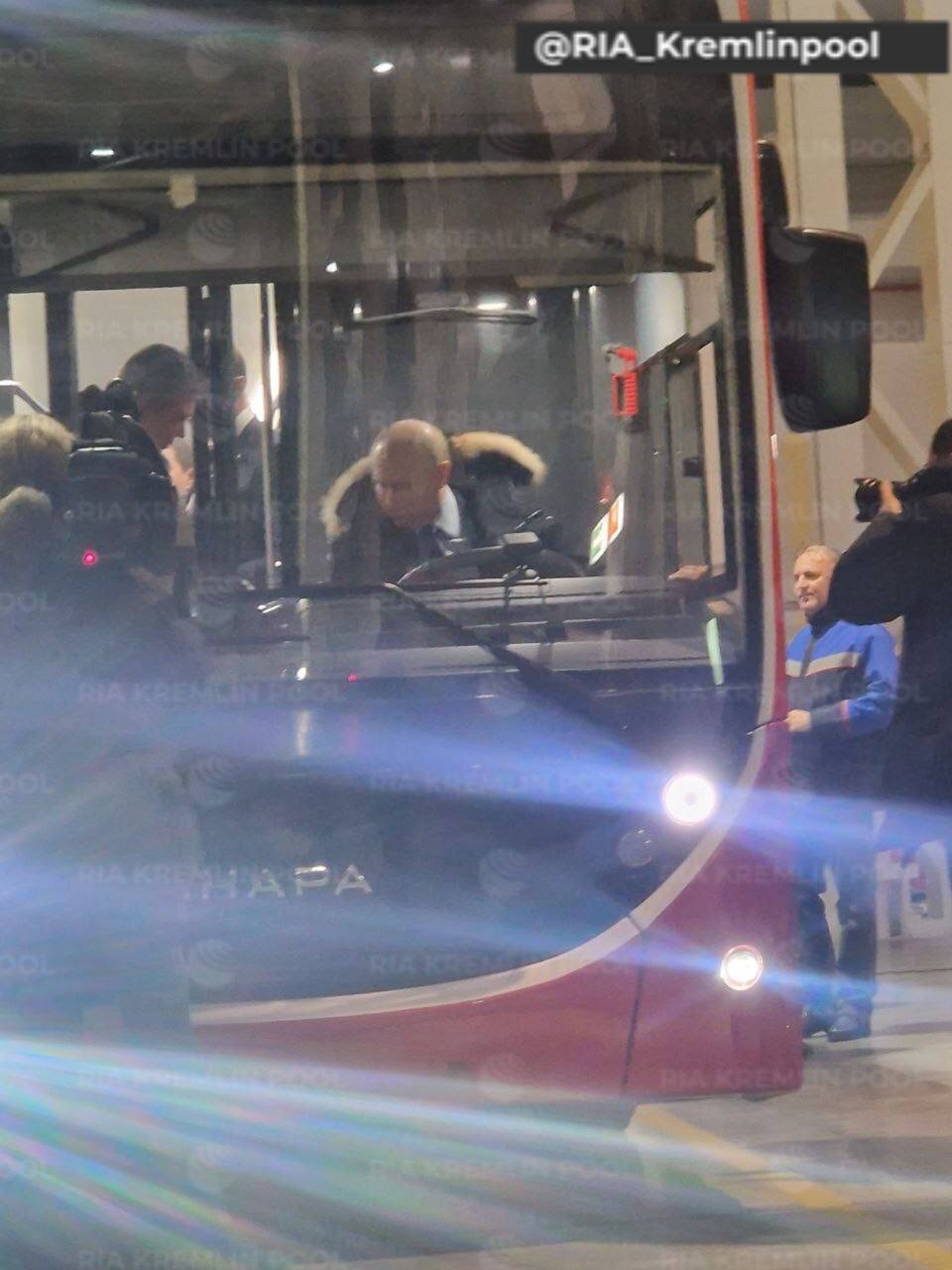 عکس | پوتین راننده اتوبوس شد!