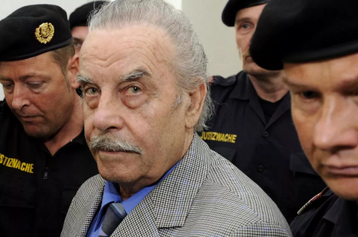 مرد شیطان صفتی که ۲۴ سال به دخترش تجاوز کرده بود به زندان منتقل می‌شود