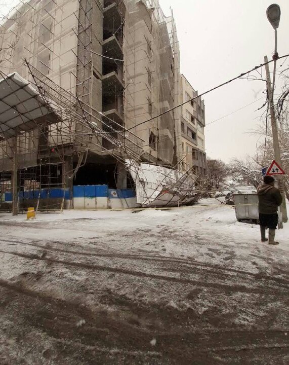 عکس | سقوط خطرناک داربست در اندرزگو