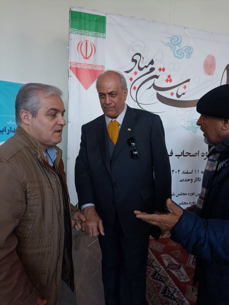 عکس | رای‌دادن این نامزد انتخابات با کراوات زرد