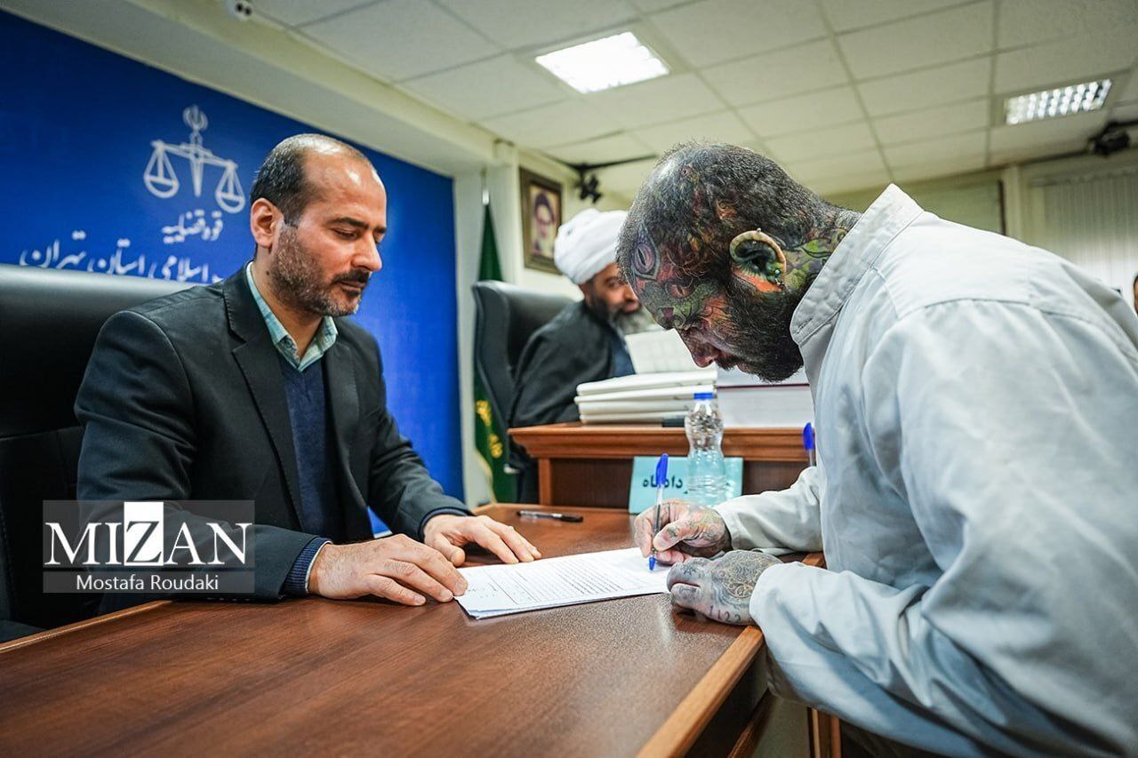 عکس | انتشار نخستین تصاویر از دادگاه تتلو با حضور مادر و خواهرش عکس | انتشار نخستین تصاویر از دادگاه تتلو با حضور مادر و خواهرش