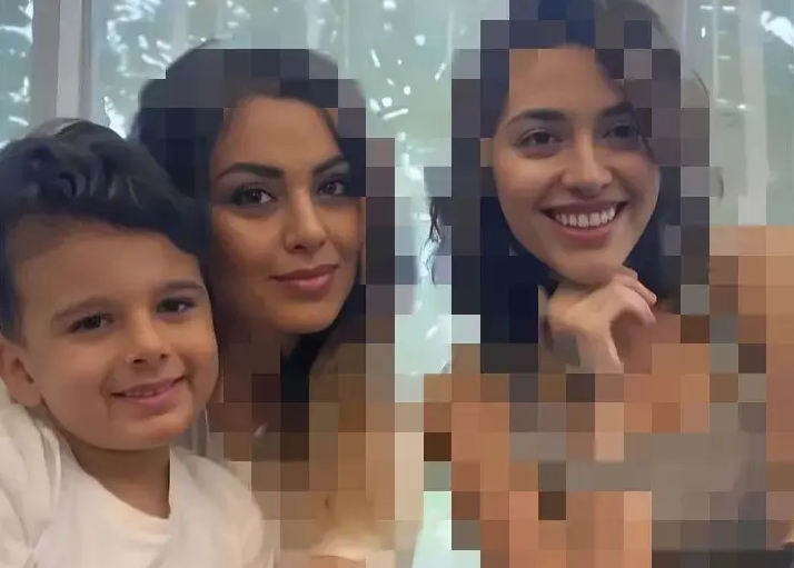 عکس | مادر ریحانه پارسا روی دخترش را کم کرد