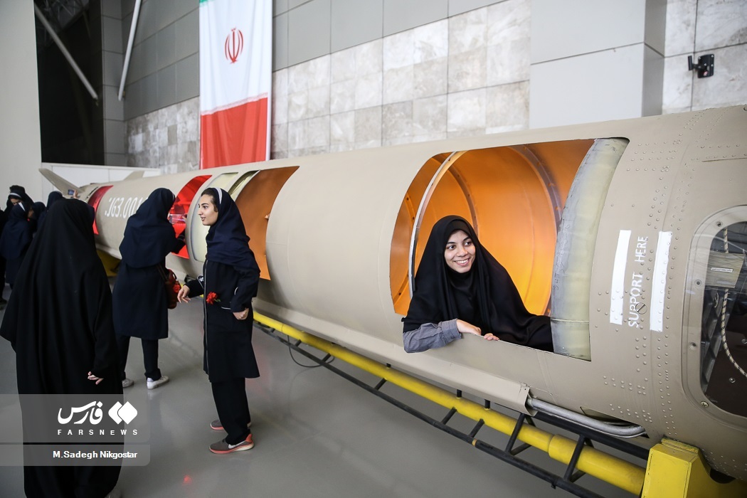 عکس | ژست‌های خاص دختران ایرانی با موشک و پهپاد