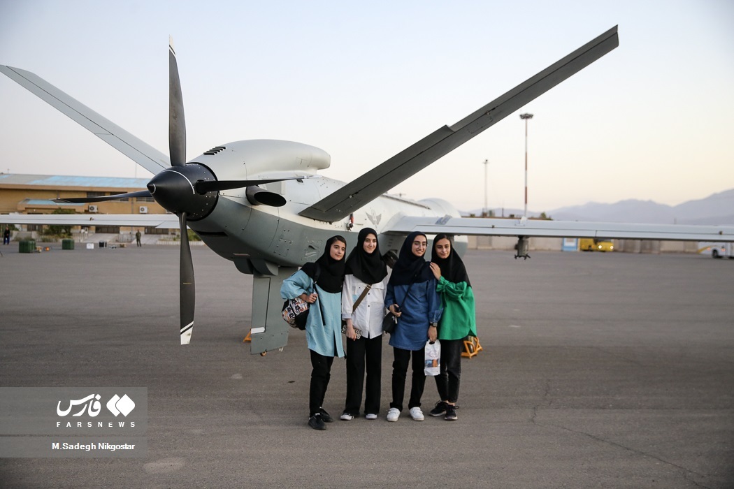 عکس | ژست‌های خاص دختران ایرانی با موشک و پهپاد