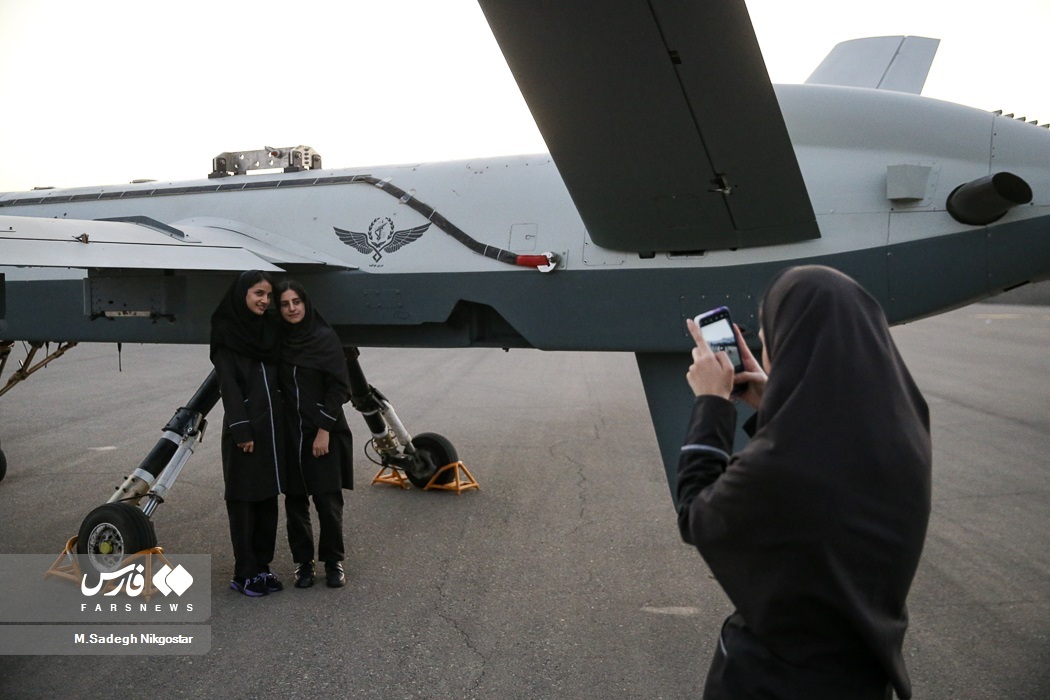 عکس | ژست‌های خاص دختران ایرانی با موشک و پهپاد