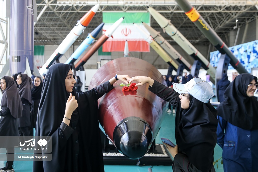 عکس | ژست‌های خاص دختران ایرانی با موشک و پهپاد