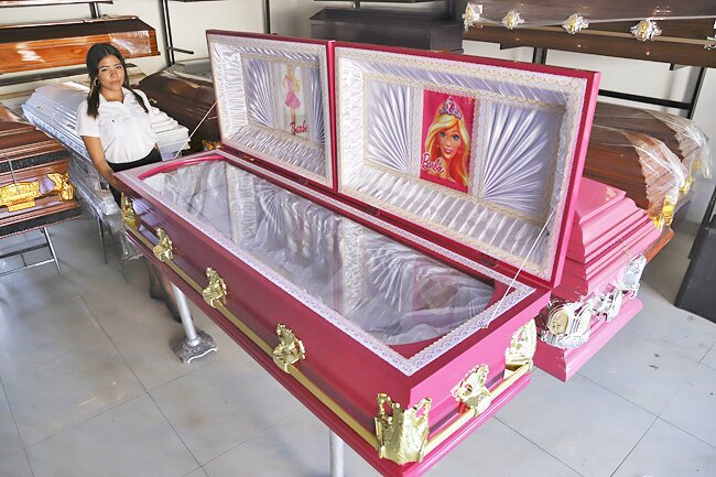 عکس | تابوت‌هایی برای طرفداران باربی