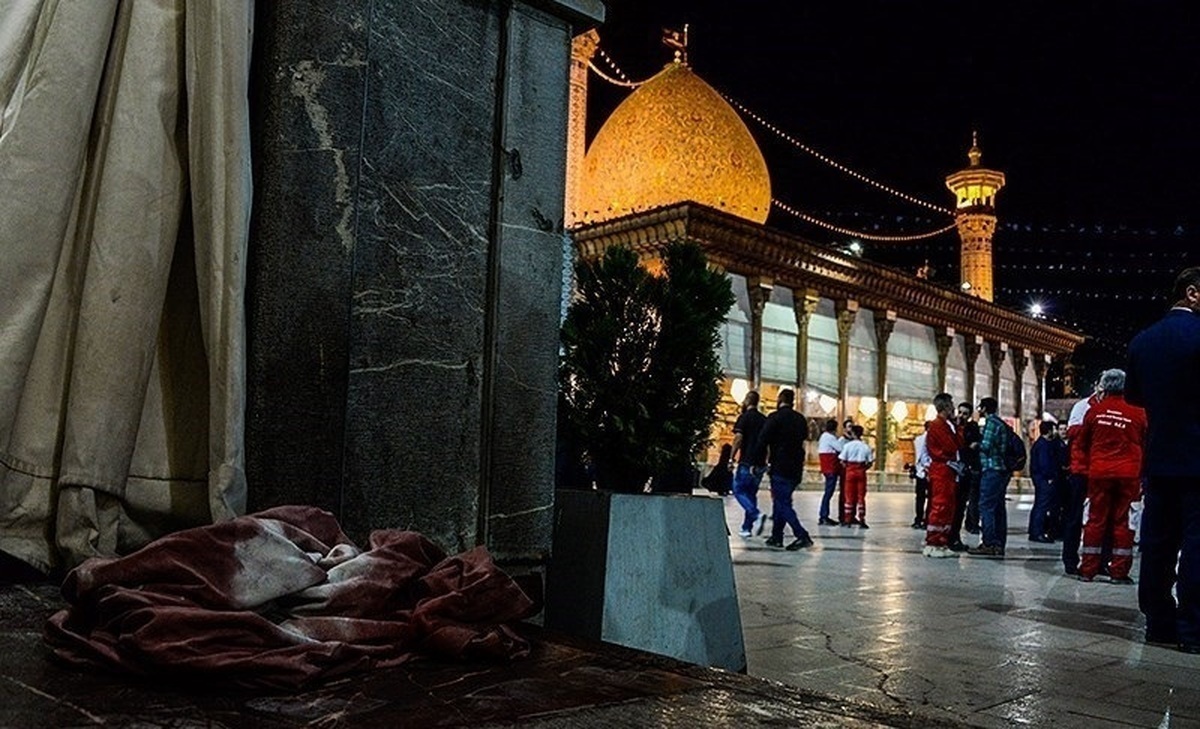 عکس | نماز صبح زائران در حرم شاهچراغ پس از حمله تروریستی