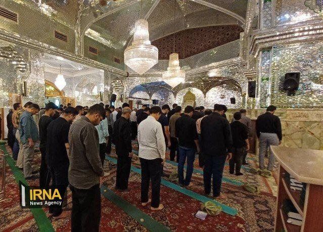 عکس | نماز صبح زائران در حرم شاهچراغ پس از حمله تروریستی