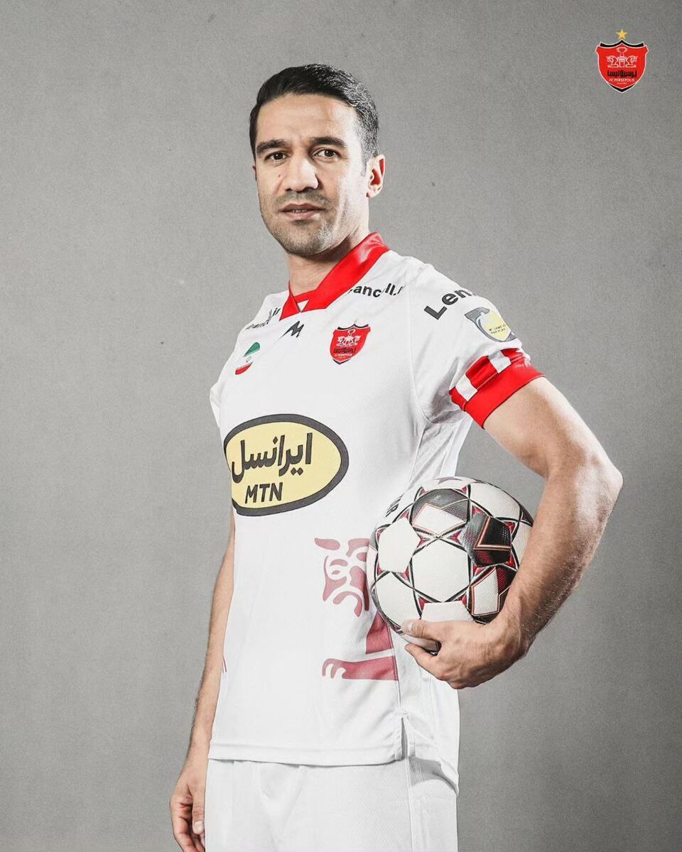 عکس | شیر شاخدار نقش جدید پیراهن پرسپولیس برای بازی مقابل تراکتور