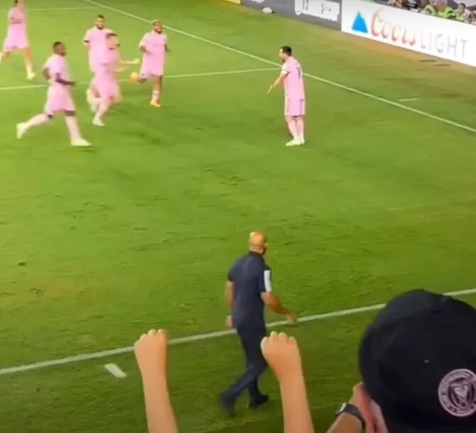 عکس | بادیگارد مسی همه‌جا حضور دارد حتی در زمین مسابقه