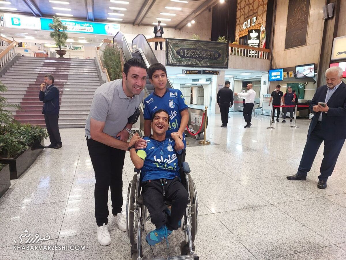 عکس | هدیه روزبه چشمی و نکونام به هوادار توان‌یاب استقلال