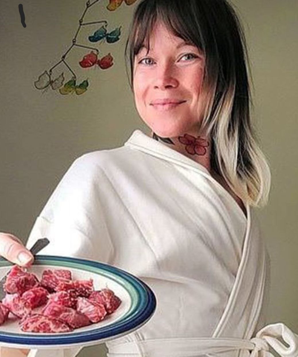 عکس | ملکه گوشتخواری که با بزاق دهانش پنیر درست می‌کند