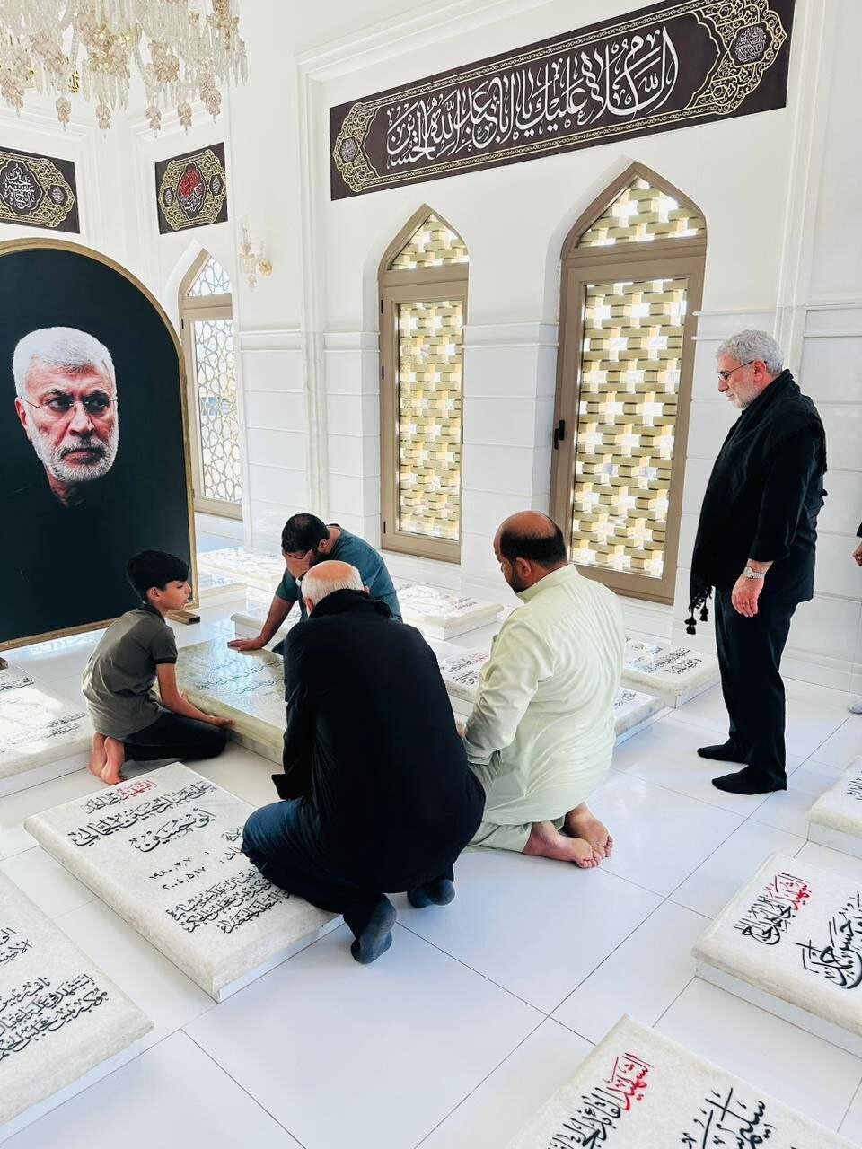 عکس | سردار ایرانی بر سر مزار سردار عراقی