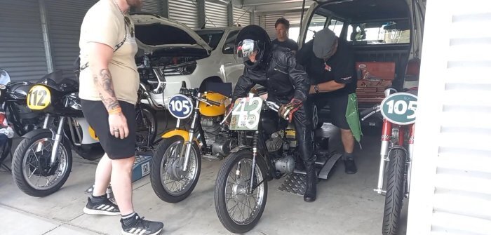 پیرمرد ۹۷ ساله در مسابقات موتورسواری شرکت کرد + عکس