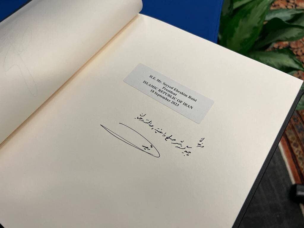 عکس | غلط املایی رئیسجمهور در نیویورک سوژه شد عکس | غلط املایی رئیسجمهور در نیویورک سوژه شد