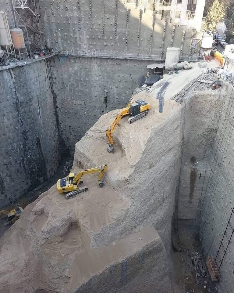 عکس | یک غول ۷۴ متری در اعماق خیابان فرشته