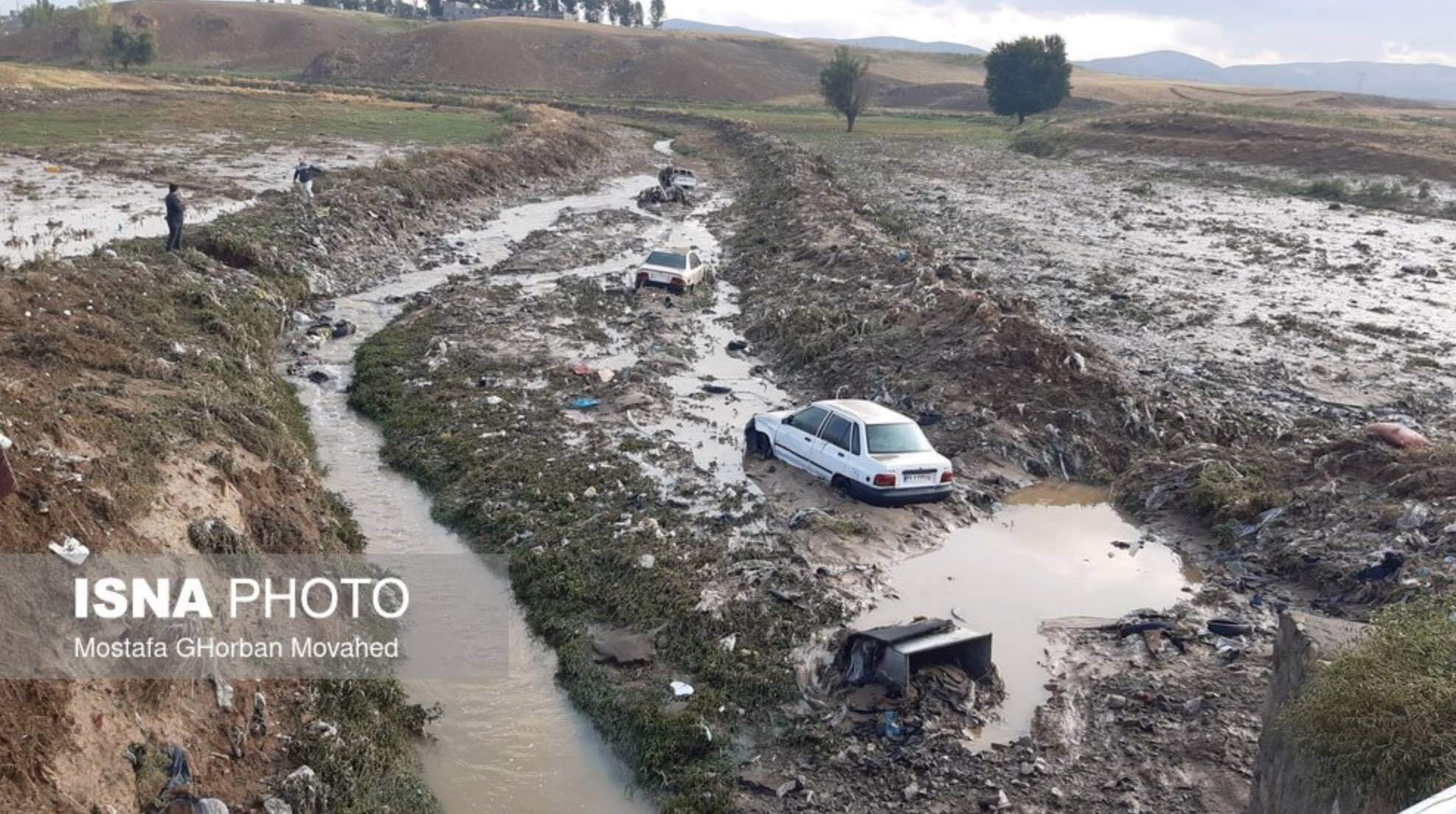 عکس | تصاویر عجیب از ماشین‌های در گل کرده سیل اهر