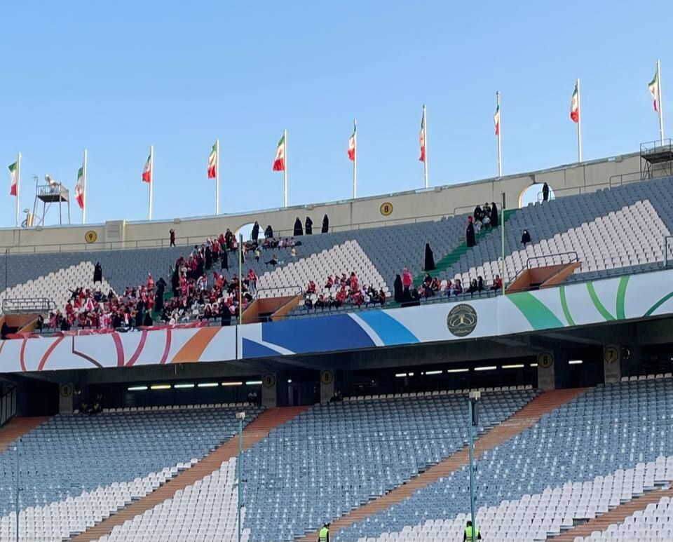 زنان پرسپولیسی وارد ورزشگاه شدند تا جشن قهرمانی بگیرند + عکس
