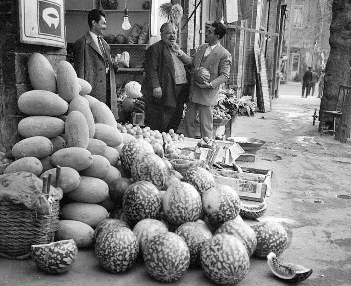 عکس | بازار تهران یک میوه فروشی در سال ۱۳۴۰
