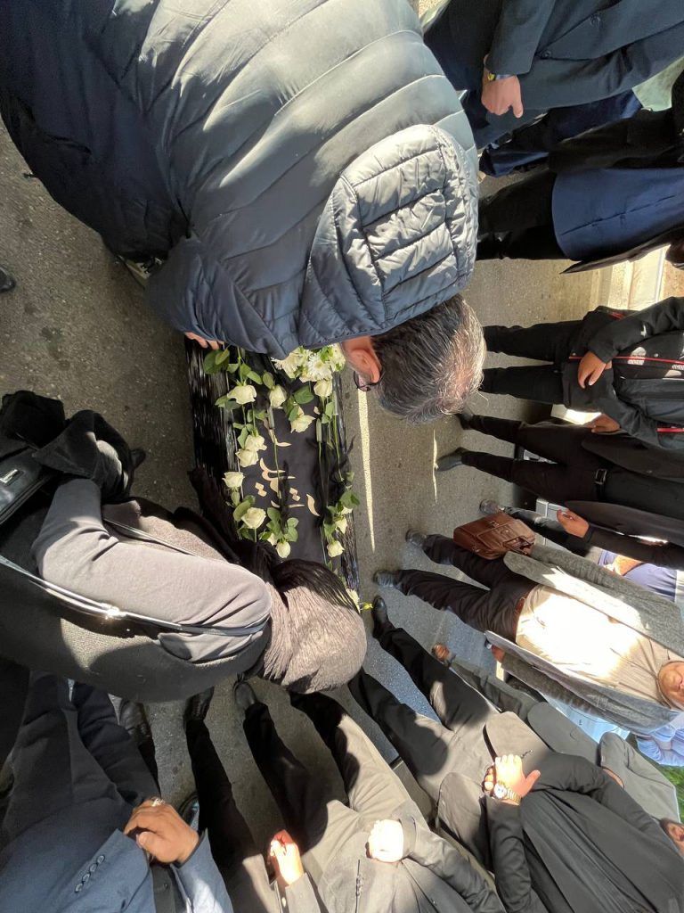 عکس | استقبال از پیکر آتیلا پسیانی با حضور این چهرههای شناخته شده عکس | استقبال از پیکر آتیلا پسیانی با حضور این چهرههای شناخته شده