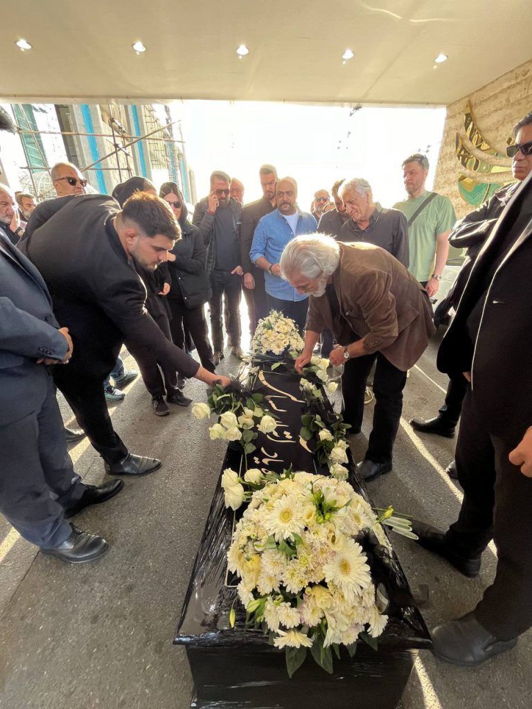 عکس | استقبال از پیکر آتیلا پسیانی با حضور این چهرههای شناخته شده عکس | استقبال از پیکر آتیلا پسیانی با حضور این چهرههای شناخته شده
