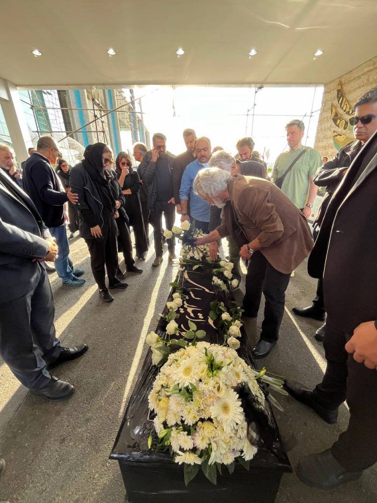 عکس | استقبال از پیکر آتیلا پسیانی با حضور این چهرههای شناخته شده عکس | استقبال از پیکر آتیلا پسیانی با حضور این چهرههای شناخته شده