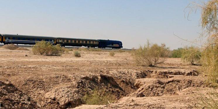 عکس | فرونشست زمین به چند قدمی تخت جمشید رسید