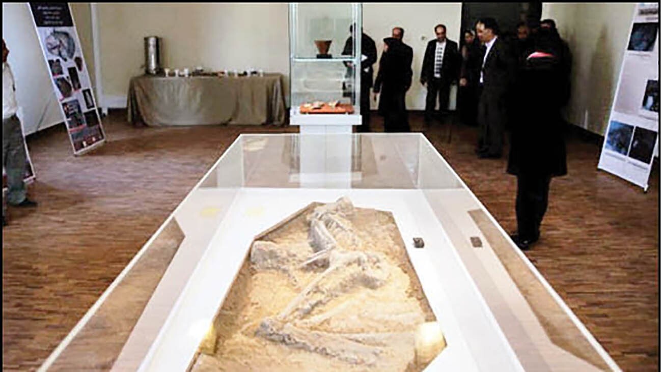 عکس | راز جسد ۷۰۰۰ ساله در خیابان مولوی تهران