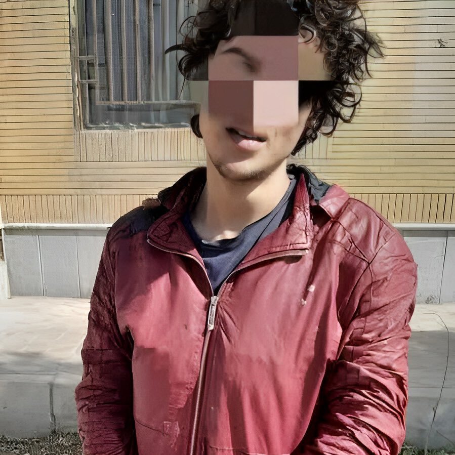 گدایی پسر جوان با لباس زنانه