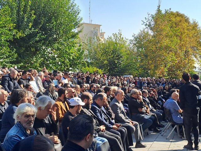 عکس | وداع با داریوش مهرجویی و همسرش | بدرقه مردم و هنرمندان در تالار وحدت