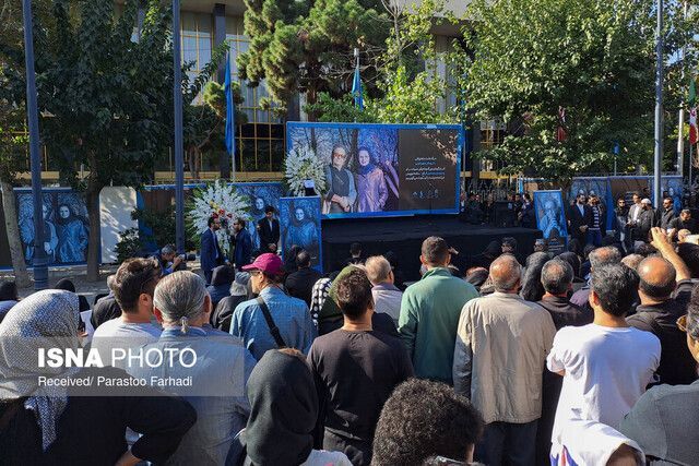 عکس | وداع با داریوش مهرجویی و همسرش | بدرقه مردم و هنرمندان در تالار وحدت