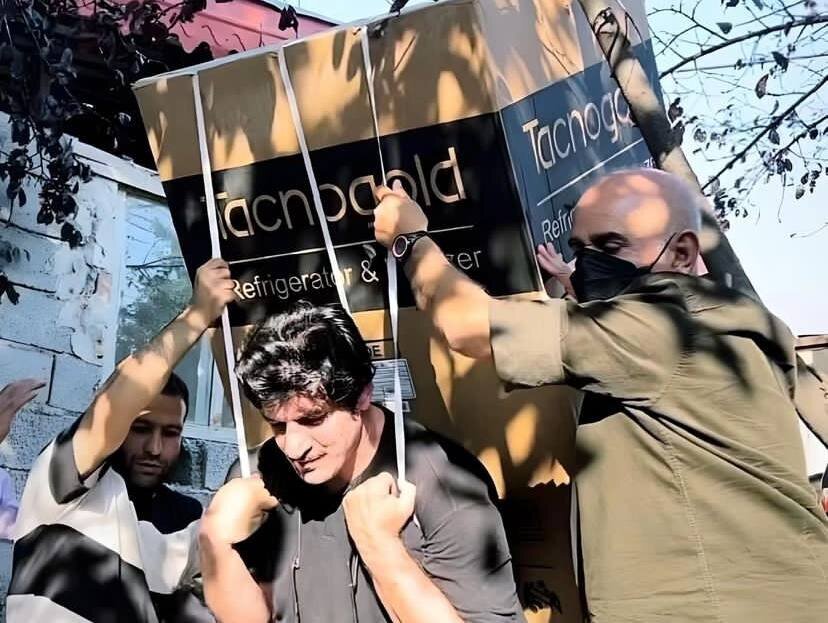 عکس | رسول خادم به کمک سیل‌زدگان رفت