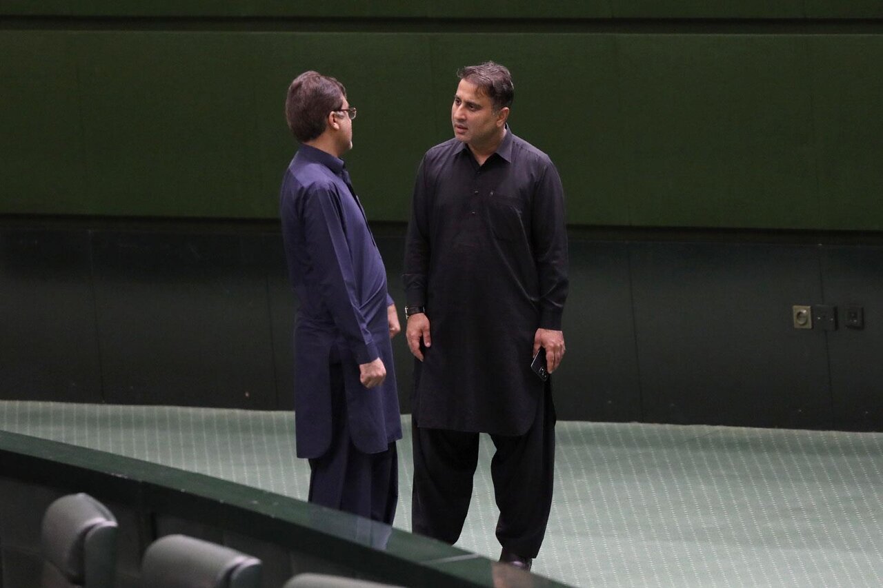 عکس | نماینده چابهار در صحن مجلس با لباسی خاص ظاهر شد!