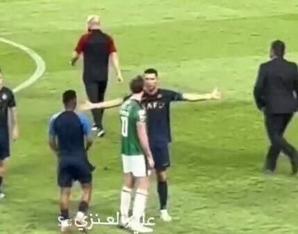 عکس | رونالدو و اتاویو با کاپیتان سابق لیورپول دست به یقه شدند