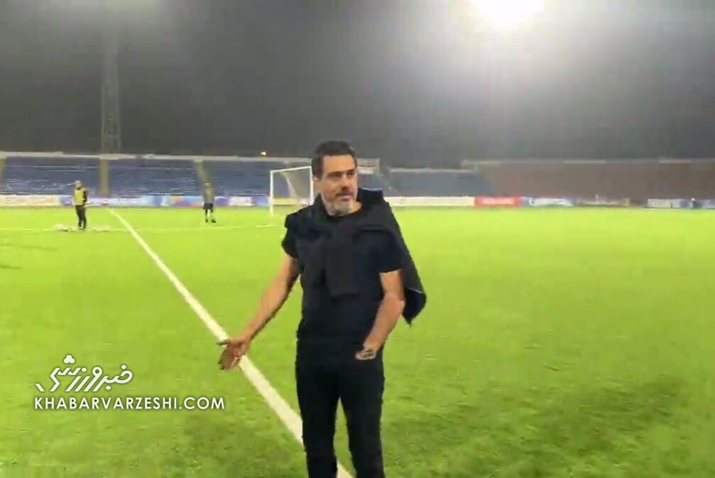 افشین پیروانی در حال اشاره به زمین و اعتراض دوستانه به مسئولان تاجیک