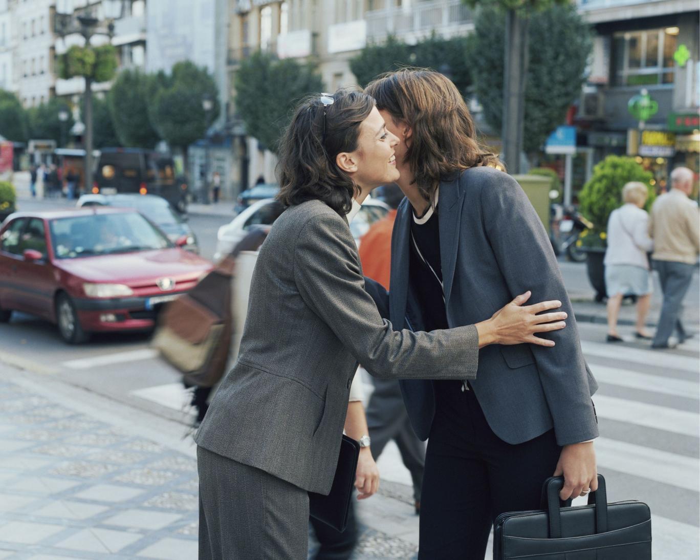 راهنمای آداب‌دانی: کدام گونه و چند بوسه؟