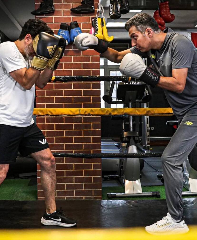 عکس | عادل فردوسی‌پور به دنبال ناک‌اوت کردن همایون شجریان