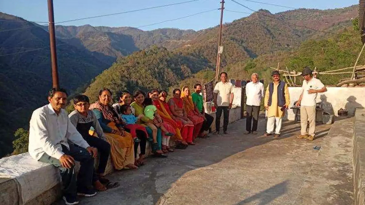 عکس | ازدواج هم‌زمان با ۵ برادر + پدر بچه کدام برادر است ؟